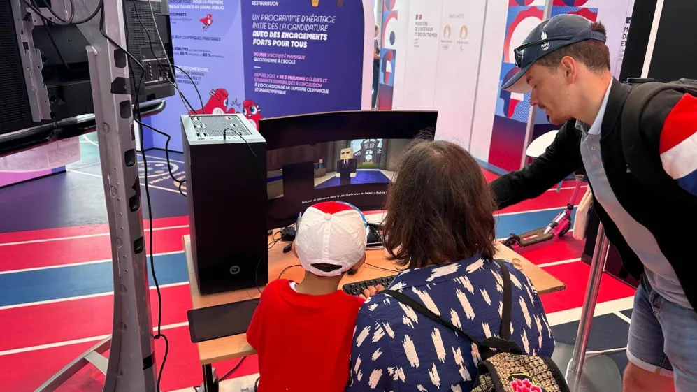 Un enfant joue accompagné d'un bénévole Skytale