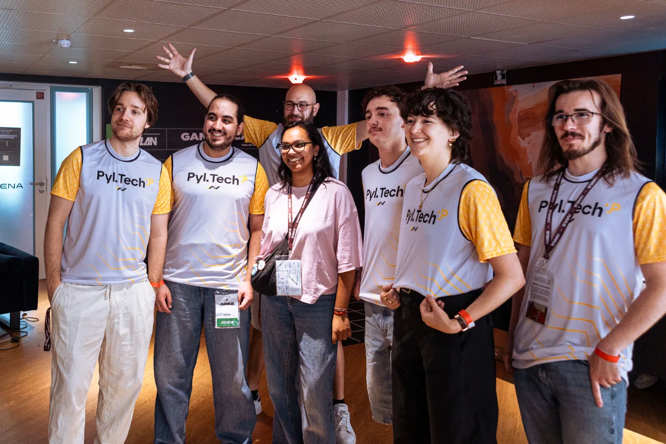 L'équipe Pyl.Tech en maillot sur le site de l'événement